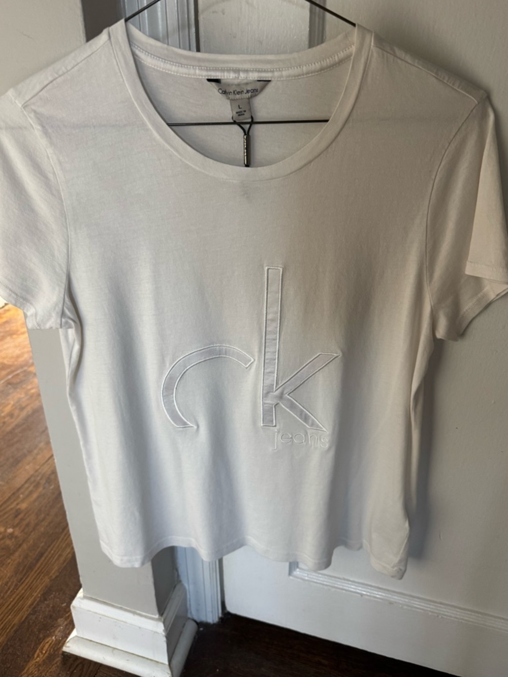 NWT Calvin Klein Womens White Embossed Logo T‑Shirt Classic Casual Beach Fitness